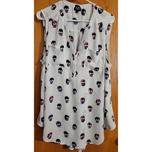 TORRID Harper Sleeveless Tunic Top 1X Skull Print  VNeck DualPockets Whimsy Goth - Picture 2 of 7